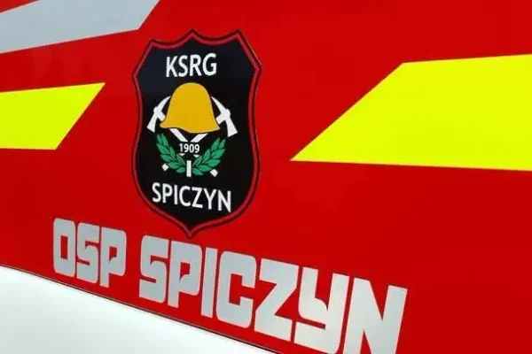 Awaria przydomowej oczyszczalni ścieków w Kijanach – strażacy zmywali jezdnię