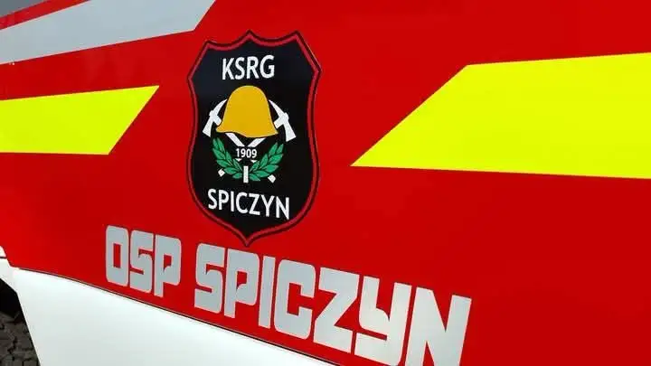 Awaria przydomowej oczyszczalni ścieków w Kijanach – strażacy zmywali jezdnię