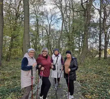Nordic walking w Zawieprzycach: seniorzy spacerują doliną Wieprza