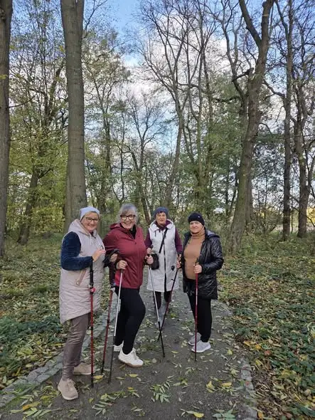 Nordic walking w Zawieprzycach: seniorzy spacerują doliną Wieprza