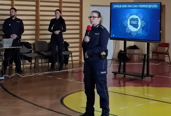 Łęczyńscy policjanci i CBZC edukowali młodzież z Milejowa o zagrożeniach w sieci